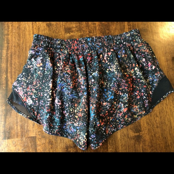 Lululemon size 6 hotty hot shorts - Picture 2 of 4